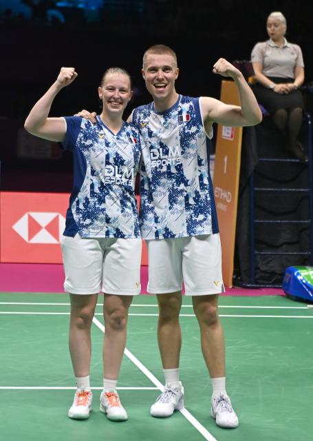 (260823) -- NEW DELHI, Aug. 23, 2026 (Xinhua) -- Thom Gicquel/Delphine Delrue (L) of France pose after winning the mixed doubles final match against Feng Yanzhe/Huang Dongping of China at BWF World Championships in New Delhi, India, Aug. 23, 2026. (Xinhua/Javed Dar)