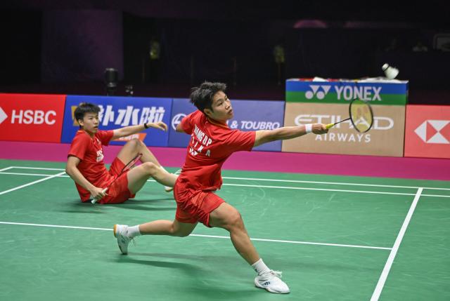 (260823) -- NEW DELHI, Aug. 23, 2026 (Xinhua) -- Feng Yanzhe/Huang Dongping (R) of China compete during the mixed doubles final match against Thom Gicquel/Delphine Delrue of France at BWF World Championships in New Delhi, India, Aug. 23, 2026. (Xinhua/Javed Dar)