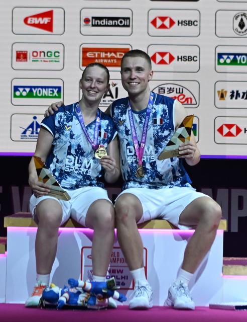 (260823) -- NEW DELHI, Aug. 23, 2026 (Xinhua) -- Gold medalists Thom Gicquel/Delphine Delrue (L) of France pose during the awarding ceremony for the mixed doubles at BWF World Championships in New Delhi, India, Aug. 23, 2026. (Xinhua/Javed Dar)