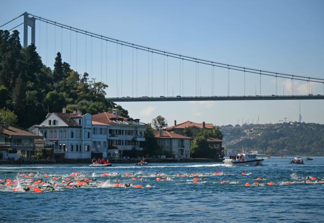 (260823) -- ISTANBUL, Aug. 23, 2026 (Xinhua) -- Swimmers compete during the 38th Bosphorus Cross-Continental Swimming Race in Istanbul, Türkiye, Aug. 23, 2026. (Xinhua/Liu Lei)