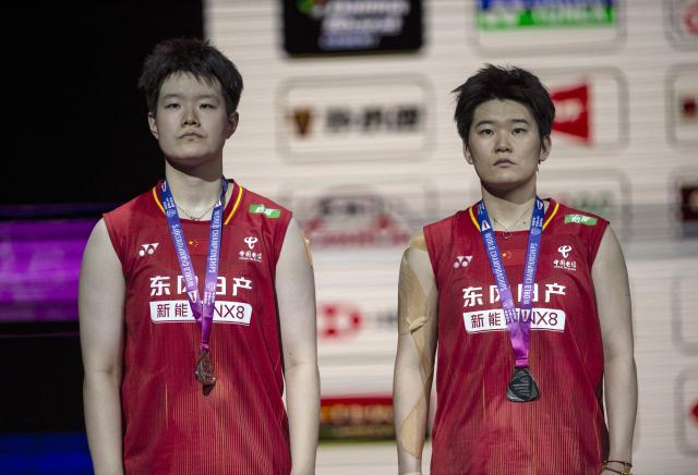 (260823) -- NEW DELHI, Aug. 23, 2026 (Xinhua) -- Silver medalists Tan Ning (R)/Liu Shengshu of China pose during the awarding ceremony for the women's doubles at BWF World Championships in New Delhi, India, Aug. 23, 2026. (Xinhua/Javed Dar)
