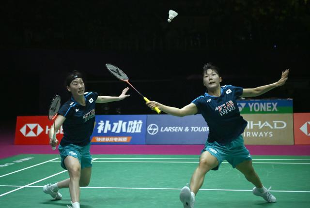 (260823) -- NEW DELHI, Aug. 23, 2026 (Xinhua) -- Baek Ha Na (R)/Lee So Hee of South Korea compete during the women's doubles final match against Tan Ning/Liu Shengshu of China at BWF World Championships in New Delhi, India, Aug. 23, 2026. (Xinhua/Javed Dar)