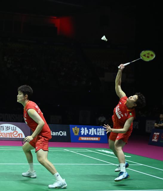 (260823) -- NEW DELHI, Aug. 23, 2026 (Xinhua) -- Tan Ning (R)/Liu Shengshu of China compete during the women's doubles final match against Baek Ha Na/Lee So Hee of South Korea at BWF World Championships in New Delhi, India, Aug. 23, 2026. (Xinhua/Javed Dar)