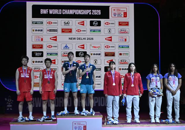 (260823) -- NEW DELHI, Aug. 23, 2026 (Xinhua) -- Gold medalists Baek Ha Na (4th L)/Lee So Hee of South Korea, silver medalists Tan Ning (2nd L)/Liu Shengshu of China and bronze medalists Li Yijing (3rd R)/Luo Xumin of China and Treesa Jolly (1st R)/Gayatri Gopichand Pullela of India pose during the awarding ceremony for the women's doubles at BWF World Championships in New Delhi, India, Aug. 23, 2026. (Xinhua/Javed Dar)