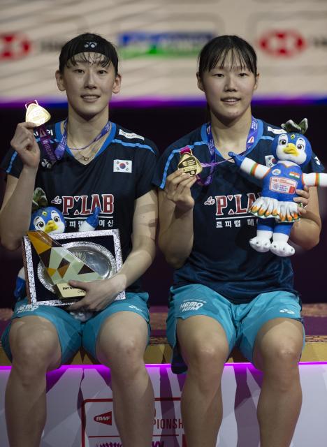 (260823) -- NEW DELHI, Aug. 23, 2026 (Xinhua) -- Gold medalists Baek Ha Na (R)/Lee So Hee of South Korea pose during the awarding ceremony for the women's doubles at BWF World Championships in New Delhi, India, Aug. 23, 2026. (Xinhua/Javed Dar)