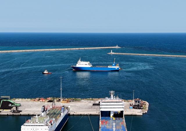 (260823) -- SAMSUN, Aug. 23, 2026 (Xinhua) -- A drone photo taken on Aug. 23, 2026 shows the ship, named Ural and owned by Kalyoncu Denizcilik, at the port of Samsun, Türkiye. The ship, which was attacked around midnight off Russia's Black Sea port of Novorossiysk, has arrived at the Port of Samsun on Saturday. One sailor was killed and eight others were injured after it came under attack. (Mustafa Kaya/Handout via Xinhua)