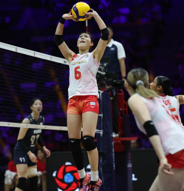 (260823) -- TIANJIN, Aug. 23, 2026 (Xinhua) -- Seki Nanami (top) of Japan competes during the pool C match between Japan and South Korea at AVC Women's Volleyball Continental Championship in Tianjin, China, Aug. 23, 2026. (Xinhua/Sun Fanyue)