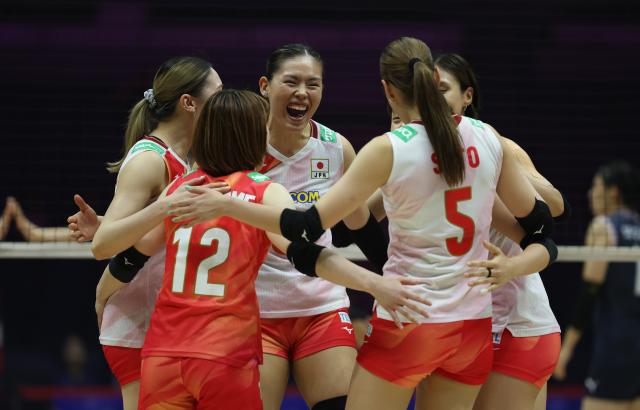 (260823) -- TIANJIN, Aug. 23, 2026 (Xinhua) -- Players of Japan celebrate scoring during the pool C match between Japan and South Korea at AVC Women's Volleyball Continental Championship in Tianjin, China, Aug. 23, 2026. (Xinhua/Sun Fanyue)