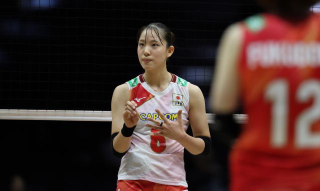 (260823) -- TIANJIN, Aug. 23, 2026 (Xinhua) -- Seki Nanami of Japan gestures to her teammate during the pool C match between Japan and South Korea at AVC Women's Volleyball Continental Championship in Tianjin, China, Aug. 23, 2026. (Xinhua/Sun Fanyue)