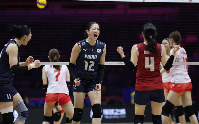 (260823) -- TIANJIN, Aug. 23, 2026 (Xinhua) -- Players of South Korea celebrate scoring during during the pool C match between Japan and South Korea at AVC Women's Volleyball Continental Championship in Tianjin, China, Aug. 23, 2026. (Xinhua/Sun Fanyue)