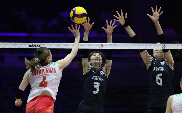(260823) -- TIANJIN, Aug. 23, 2026 (Xinhua) -- Kim Dain (C) and Park Eunjin (R) of South Korea block Ishikawa Mayu of Japan during the pool C match between Japan and South Korea at AVC Women's Volleyball Continental Championship in Tianjin, China, Aug. 23, 2026. (Xinhua/Sun Fanyue)