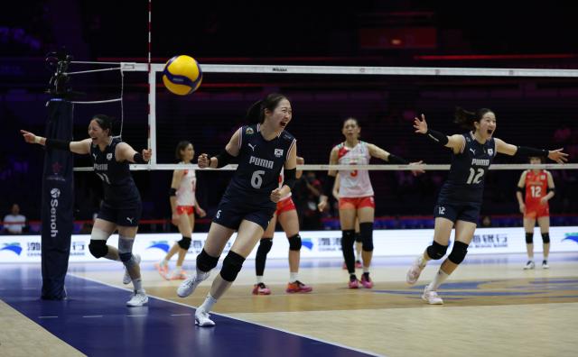 (260823) -- TIANJIN, Aug. 23, 2026 (Xinhua) -- Players of South Korea celebrate scoring during the pool C match between Japan and South Korea at AVC Women's Volleyball Continental Championship in Tianjin, China, Aug. 23, 2026. (Xinhua/Sun Fanyue)