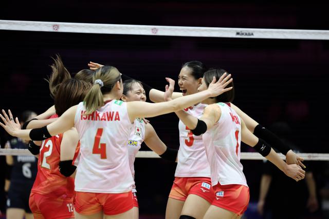 (260823) -- TIANJIN, Aug. 23, 2026 (Xinhua) -- Players of Japan celebrate scoring during the pool C match between Japan and South Korea at AVC Women's Volleyball Continental Championship in Tianjin, China, Aug. 23, 2026. (Xinhua/Sun Fanyue)