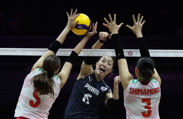 (260823) -- TIANJIN, Aug. 23, 2026 (Xinhua) -- Sato Yoshino (L) and Shimamura Haruyo (R) of Japan block Park Eunjin of South Korea during the pool C match between Japan and South Korea at AVC Women's Volleyball Continental Championship in Tianjin, China, Aug. 23, 2026. (Xinhua/Sun Fanyue)