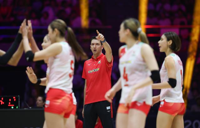 (260823) -- TIANJIN, Aug. 23, 2026 (Xinhua) -- Ferhat Akbas (C), head coach of Japan, gestures during during the pool C match between Japan and South Korea at AVC Women's Volleyball Continental Championship in Tianjin, China, Aug. 23, 2026. (Xinhua/Sun Fanyue)