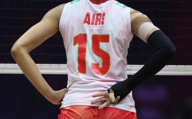 (260823) -- TIANJIN, Aug. 23, 2026 (Xinhua) -- Miyabe Airi of Japan gestures to her teammate during during the pool C match between Japan and South Korea at AVC Women's Volleyball Continental Championship in Tianjin, China, Aug. 23, 2026. (Xinhua/Sun Fanyue)