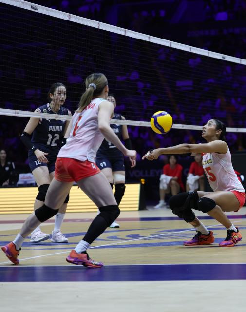(260823) -- TIANJIN, Aug. 23, 2026 (Xinhua) -- Miyabe Airi (R) of Japan competes during the pool C match between Japan and South Korea at AVC Women's Volleyball Continental Championship in Tianjin, China, Aug. 23, 2026. (Xinhua/Sun Fanyue)
