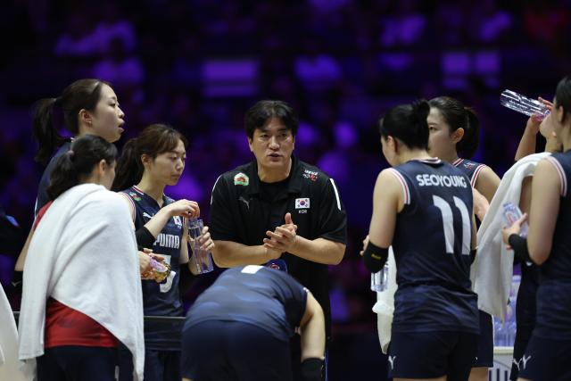 (260823) -- TIANJIN, Aug. 23, 2026 (Xinhua) -- Cha Sang Hyun (C), head caoch of South Korea, instructs players during the pool C match between Japan and South Korea at AVC Women's Volleyball Continental Championship in Tianjin, China, Aug. 23, 2026. (Xinhua/Sun Fanyue)