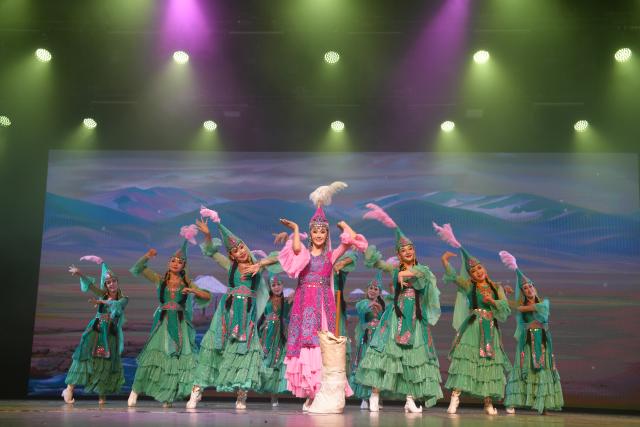 (260823) -- BISHKEK, Aug. 23, 2026 (Xinhua) -- Performers dance during the musical and choreographic performance "Manas" at the Kyrgyz National Philharmonic in Bishkek, Kyrgyzstan, Aug. 21, 2026.
  Artists from the Song and Dance Ensemble of Kizilsu Kirgiz Autonomous Prefecture of northwest China's Xinjiang Uygur Autonomous Region presented the performance in front of more than 1,000 spectators from both countries. (Xinhua/Jiang Youlin)