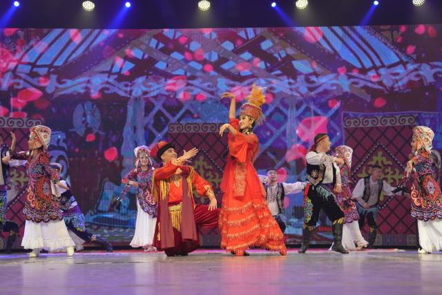 (260823) -- BISHKEK, Aug. 23, 2026 (Xinhua) -- Performers dance during the musical and choreographic performance "Manas" at the Kyrgyz National Philharmonic in Bishkek, Kyrgyzstan, Aug. 21, 2026.
  Artists from the Song and Dance Ensemble of Kizilsu Kirgiz Autonomous Prefecture of northwest China's Xinjiang Uygur Autonomous Region presented the performance in front of more than 1,000 spectators from both countries. (Xinhua/Jiang Youlin)