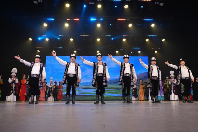 (260823) -- BISHKEK, Aug. 23, 2026 (Xinhua) -- Performers answer a curtain call during the musical and choreographic performance "Manas" at the Kyrgyz National Philharmonic in Bishkek, Kyrgyzstan, Aug. 21, 2026.
  Artists from the Song and Dance Ensemble of Kizilsu Kirgiz Autonomous Prefecture of northwest China's Xinjiang Uygur Autonomous Region presented the performance in front of more than 1,000 spectators from both countries. (Xinhua/Jiang Youlin)