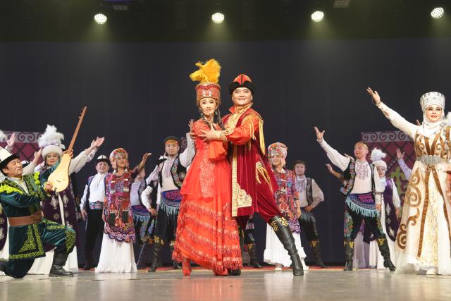 (260823) -- BISHKEK, Aug. 23, 2026 (Xinhua) -- Performers dance during the musical and choreographic performance "Manas" at the Kyrgyz National Philharmonic in Bishkek, Kyrgyzstan, Aug. 21, 2026.
  Artists from the Song and Dance Ensemble of Kizilsu Kirgiz Autonomous Prefecture of northwest China's Xinjiang Uygur Autonomous Region presented the performance in front of more than 1,000 spectators from both countries. (Xinhua/Jiang Youlin)
