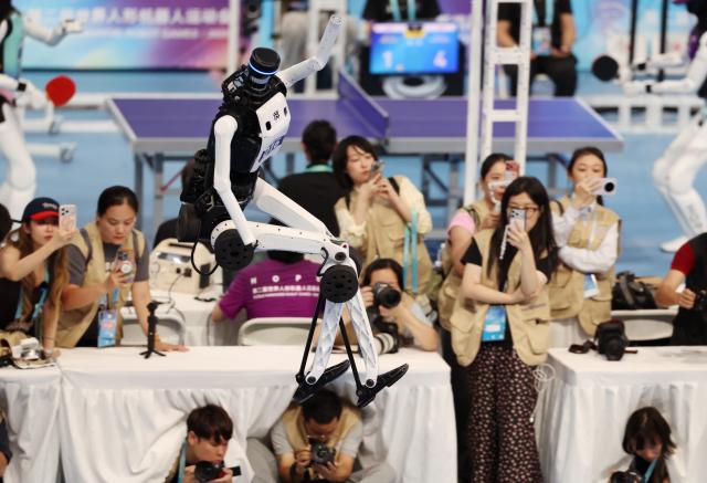 (260823) -- BEIJING, Aug. 23, 2026 (Xinhua) -- The robot of Tianjiao Team competes during the final of Long Jump of the 2nd World Humanoid Robot Games in Beijing, capital of China, Aug. 23, 2026. (Xinhua/Zhang Chenlin)