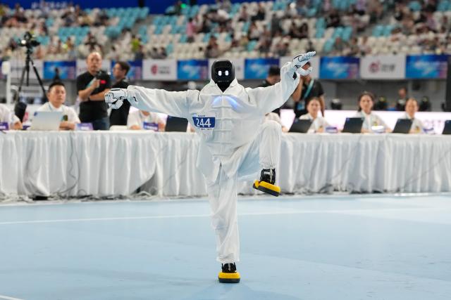 (260823) -- BEIJING, Aug. 23, 2026 (Xinhua) -- The robot of BigheroX competes during the final of Tai Chi of the 2nd World Humanoid Robot Games in Beijing, capital of China, Aug. 23, 2026. (Xinhua/Ju Huanzong)