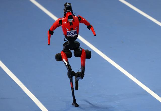 (260823) -- BEIJING, Aug. 23, 2026 (Xinhua) -- The robot of Wind-Fire lightning competes during the 1500m final of the 2nd World Humanoid Robot Games in Beijing, capital of China, Aug. 23, 2026. (Xinhua/Zhang Chenlin)