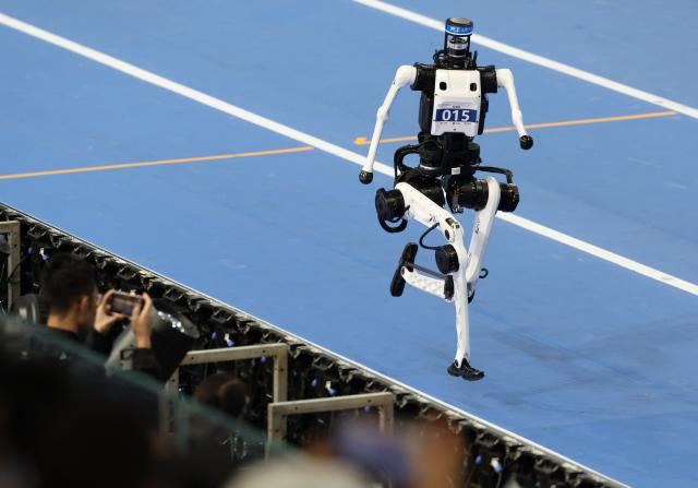 (260823) -- BEIJING, Aug. 23, 2026 (Xinhua) -- The robot of Tianzhuo Team competes during the final of Long Jump of the 2nd World Humanoid Robot Games in Beijing, capital of China, Aug. 23, 2026. (Xinhua/Zhang Chenlin)