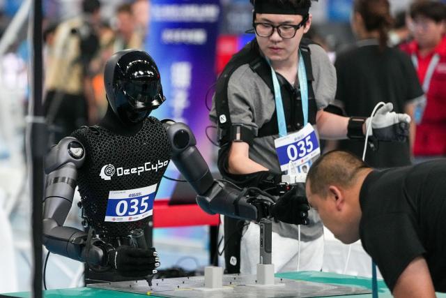 (260823) -- BEIJING, Aug. 23, 2026 (Xinhua) -- The robot of Elite Squad competes during the final of Power Tool Assembly of the 2nd World Humanoid Robot Games in Beijing, capital of China, Aug. 23, 2026. (Xinhua/Ju Huanzong)