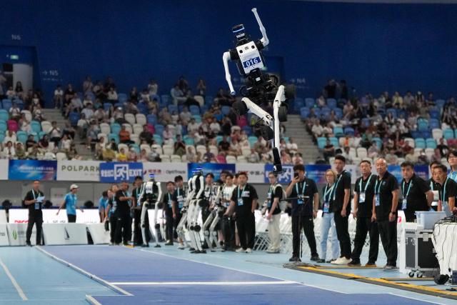 (260823) -- BEIJING, Aug. 23, 2026 (Xinhua) -- The robot of Tianjiao Team competes during the final of Long Jump of the 2nd World Humanoid Robot Games in Beijing, capital of China, Aug. 23, 2026. (Xinhua/Ju Huanzong)