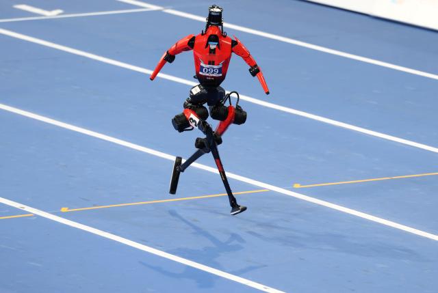 (260823) -- BEIJING, Aug. 23, 2026 (Xinhua) -- The robot of Flying Thunder God competes during the 1500m final of the 2nd World Humanoid Robot Games in Beijing, capital of China, Aug. 23, 2026. (Xinhua/Zhang Chenlin)