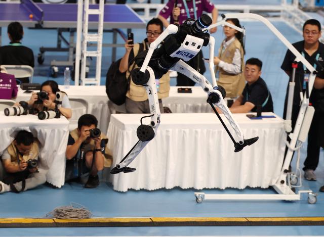 (260823) -- BEIJING, Aug. 23, 2026 (Xinhua) -- The robot of Tiangong competes during the final of Long Jump of the 2nd World Humanoid Robot Games in Beijing, capital of China, Aug. 23, 2026. (Xinhua/Zhang Chenlin)