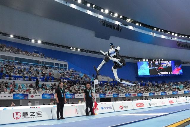 (260823) -- BEIJING, Aug. 23, 2026 (Xinhua) -- The robot of Tianxiao Team competes during the final of Long Jump of the 2nd World Humanoid Robot Games in Beijing, capital of China, Aug. 23, 2026. (Xinhua/Ju Huanzong)