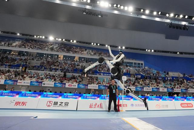 (260823) -- BEIJING, Aug. 23, 2026 (Xinhua) -- The robot of Tianjiao Team competes during the final of Long Jump of the 2nd World Humanoid Robot Games in Beijing, capital of China, Aug. 23, 2026. (Xinhua/Ju Huanzong)