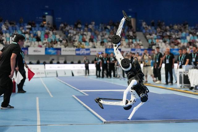 (260823) -- BEIJING, Aug. 23, 2026 (Xinhua) -- The robot of Tiangong competes during the final of Long Jump of the 2nd World Humanoid Robot Games in Beijing, capital of China, Aug. 23, 2026. (Xinhua/Ju Huanzong)