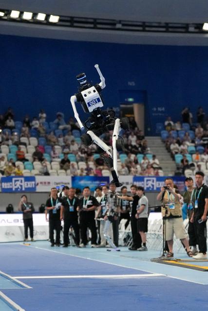 (260823) -- BEIJING, Aug. 23, 2026 (Xinhua) -- The robot of Tiangong competes during the final of Long Jump of the 2nd World Humanoid Robot Games in Beijing, capital of China, Aug. 23, 2026. (Xinhua/Ju Huanzong)