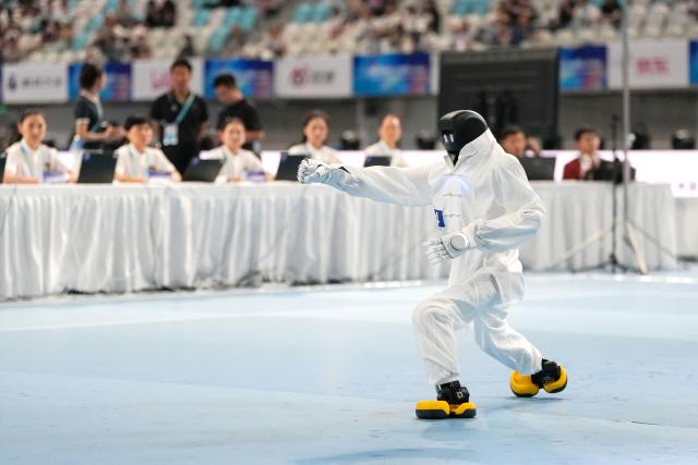 (260823) -- BEIJING, Aug. 23, 2026 (Xinhua) -- The robot of BigheroX competes during the final of Tai Chi of the 2nd World Humanoid Robot Games in Beijing, capital of China, Aug. 23, 2026. (Xinhua/Ju Huanzong)