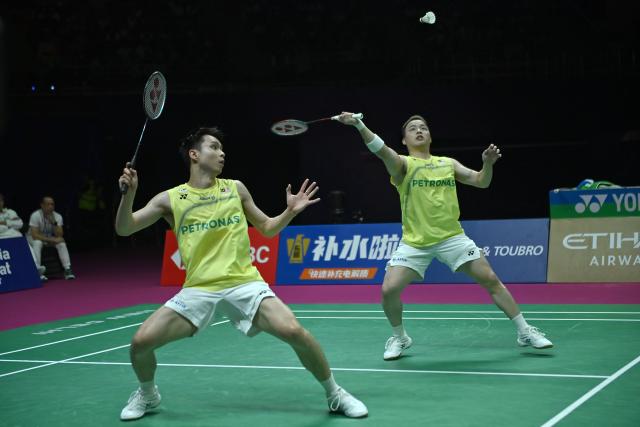 (260823) -- NEW DELHI, Aug. 23, 2026 (Xinhua) -- Aaron Chia (R)/Soh Wooi Yik of Malaysia compete during the men's doubles final between Wang Chang/Liang Weikeng of China and Aaron Chia/Soh Wooi Yik of Malaysia at BWF World Championships in New Delhi, Aug. 23, 2026. (Xinhua/Javed Dar)