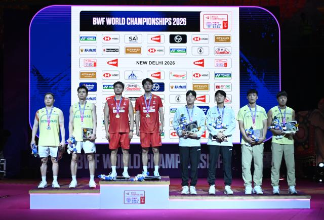 (260823) -- NEW DELHI, Aug. 23, 2026 (Xinhua) -- Gold medalists Wang Chang (4th L)/Liang Weikeng of China, runners-up Aaron Chia (1st L)/Soh Wooi Yik of Malaysia, joint third place Kim Won Ho (3rd R)/Seo Seung Jae of South Korea and Chinese Taipei's Lee Jhe-Huei (1st R)/Yang Po-Hsuan pose on the podium after the men's doubles final between Wang Chang/Liang Weikeng of China and Aaron Chia/Soh Wooi Yik of Malaysia at BWF World Championships in New Delhi, Aug. 23, 2026. (Xinhua/Javed Dar)