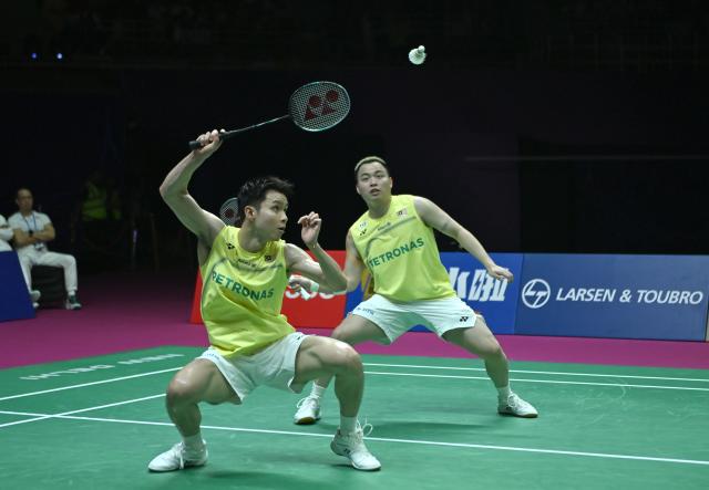 (260823) -- NEW DELHI, Aug. 23, 2026 (Xinhua) -- Aaron Chia (R)/Soh Wooi Yik of Malaysia compete during the men's doubles final between Wang Chang/Liang Weikeng of China and Aaron Chia/Soh Wooi Yik of Malaysia at BWF World Championships in New Delhi, Aug. 23, 2026. (Xinhua/Javed Dar)