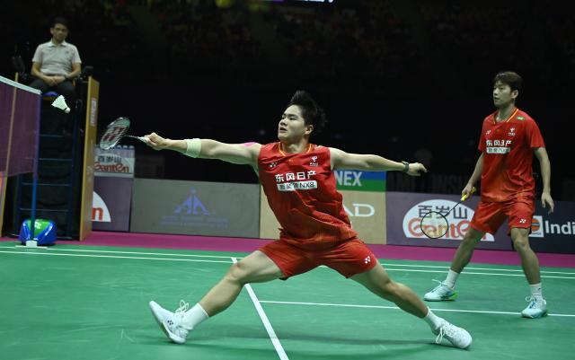 (260823) -- NEW DELHI, Aug. 23, 2026 (Xinhua) -- Wang Chang/Liang Weikeng (front) of China compete during the men's doubles final between Wang Chang/Liang Weikeng of China and Aaron Chia/Soh Wooi Yik of Malaysia at BWF World Championships in New Delhi, Aug. 23, 2026. (Xinhua/Javed Dar)