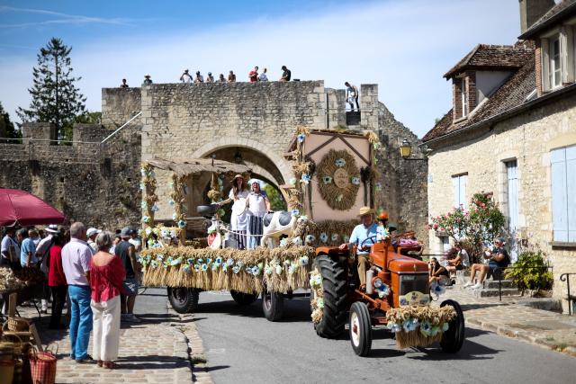 (260823) -- PROVINS, Aug. 23, 2026 (Xinhua) -- A float parade is seen during the Harvest Festival in Provins, France, Aug. 23, 2026. The medieval town of Provins celebrated its Harvest Festival on Sunday, featuring float parades, traditional threshing demonstrations, vintage tractors and folk dances. (Xinhua/Wu Huiwo)