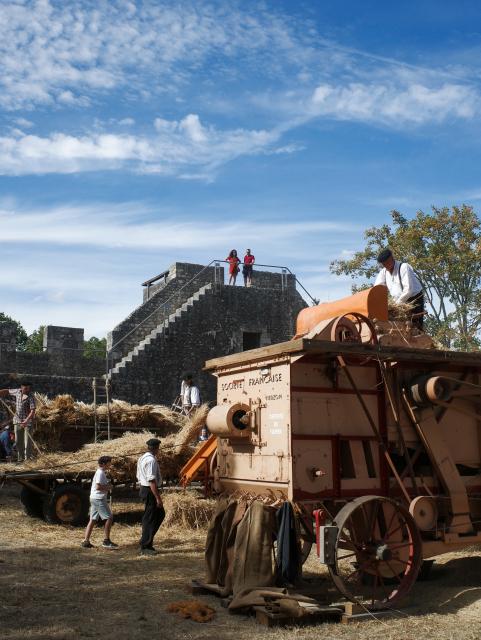 (260823) -- PROVINS, Aug. 23, 2026 (Xinhua) -- Performers demonstrate traditional threshing during the Harvest Festival in Provins, France, Aug. 23, 2026. The medieval town of Provins celebrated its Harvest Festival on Sunday, featuring float parades, traditional threshing demonstrations, vintage tractors and folk dances. (Xinhua/Wu Huiwo)
