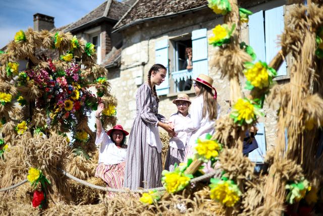 (260823) -- PROVINS, Aug. 23, 2026 (Xinhua) -- Performers take part in a float parade during the Harvest Festival in Provins, France, Aug. 23, 2026. The medieval town of Provins celebrated its Harvest Festival on Sunday, featuring float parades, traditional threshing demonstrations, vintage tractors and folk dances. (Xinhua/Wu Huiwo)
