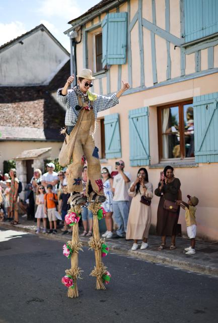 (260823) -- PROVINS, Aug. 23, 2026 (Xinhua) -- Photo taken on Aug. 23, 2026 shows a performer during the Harvest Festival in Provins, France. The medieval town of Provins celebrated its Harvest Festival on Sunday, featuring float parades, traditional threshing demonstrations, vintage tractors and folk dances. (Xinhua/Wu Huiwo)