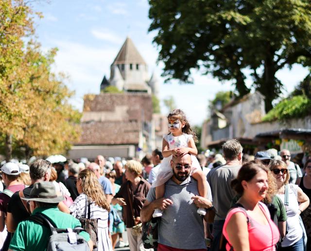 (260823) -- PROVINS, Aug. 23, 2026 (Xinhua) -- People visit the Harvest Festival in Provins, France, Aug. 23, 2026. The medieval town of Provins celebrated its Harvest Festival on Sunday, featuring float parades, traditional threshing demonstrations, vintage tractors and folk dances. (Xinhua/Wu Huiwo)