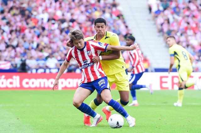 (260824) -- MADRID, Aug. 24, 2026 (Xinhua) -- Atletico de Madrid's Lee Kang-In (L) vies with Villarreal's Santiago Mourino during the Spanish La Liga football match between Atletico de Madrid and Villarreal at Metropolitano stadium in Madrid, Spain, Aug. 23, 2026. (Photo by Gustavo Valiente/Xinhua)