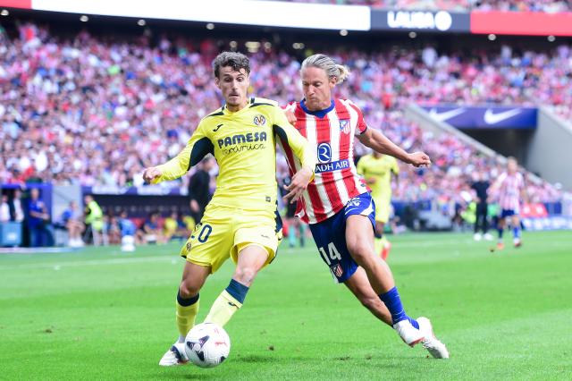 (260824) -- MADRID, Aug. 24, 2026 (Xinhua) -- Atletico de Madrid's Marcos Llorente vies with Villarreal's Carlos Romero during the Spanish La Liga football match between Atletico de Madrid and Villarreal at Metropolitano stadium in Madrid, Spain, Aug. 23, 2026. (Photo by Gustavo Valiente/Xinhua)